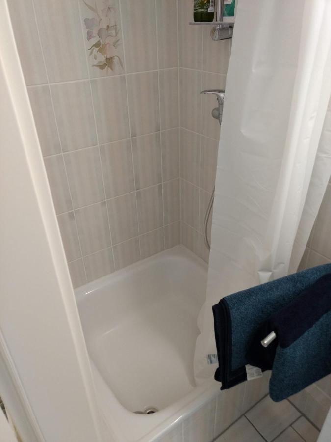 Ruhiges, Gemuetliches Zimmer Mit Bad Fuer 2 Personen, Mit Gartenterasse 뤼베크 외부 사진